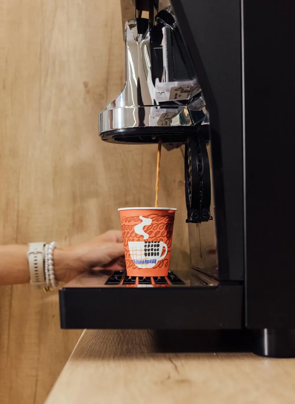 Café recién servido en un vaso maQcaffé