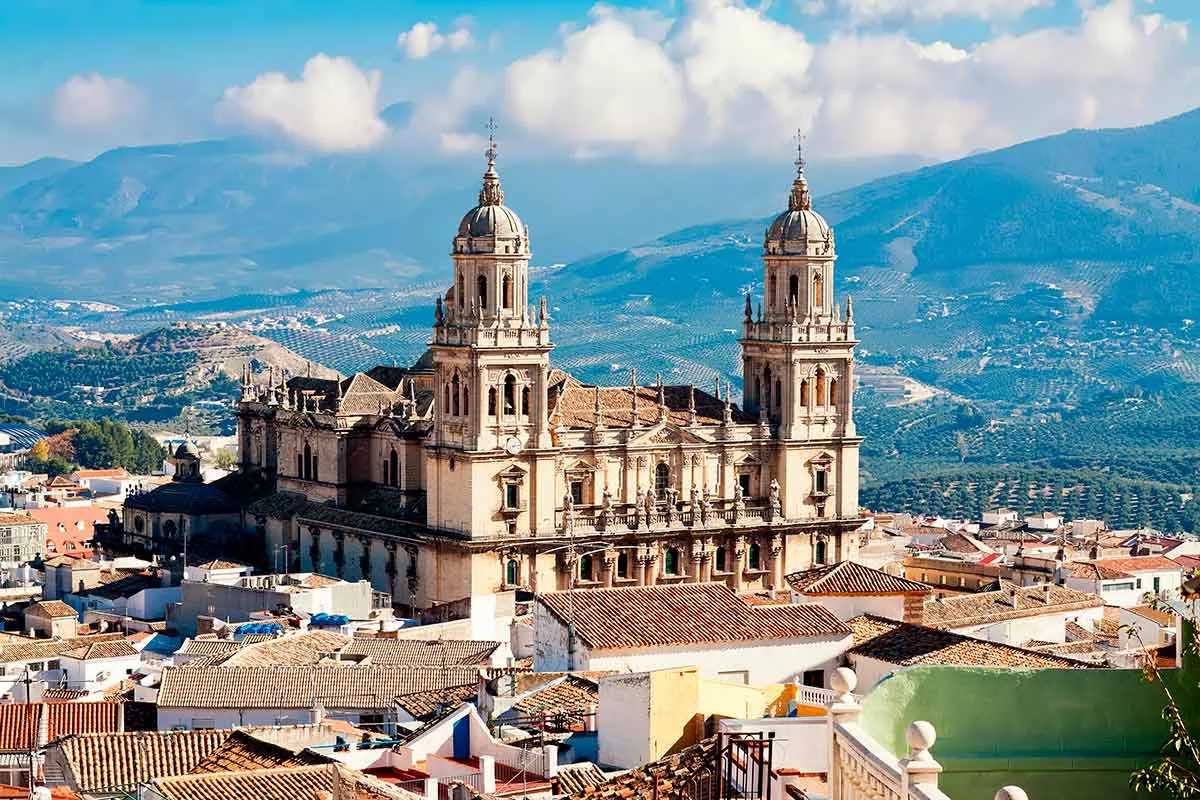 Vista de la ciudad de Jaén con su catedral y los olivares